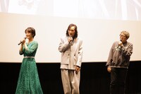 左から釘宮理恵、三木眞一郎、水島精二監督。