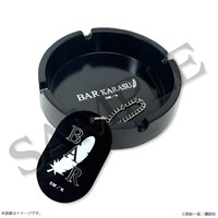 「真船一雄 漫画家40周年記念 スーパードクターKシリーズ原画展 Kの系譜」で販売される富永研太行きつけの「Bar KARASU」をイメージした灰皿&ボトルキープタグ風アクリルキーホルダーセット。