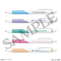 「真船一雄 漫画家40周年記念 スーパードクターKシリーズ原画展 Kの系譜」で販売される作中登場する医療機関や財団の備品をイメージしたボールペン。