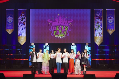 左から郷田ほづみ、斎賀みつき、朝井彩加、西修、村瀬歩、木村良平、早見沙織、東山奈央、芹澤優。