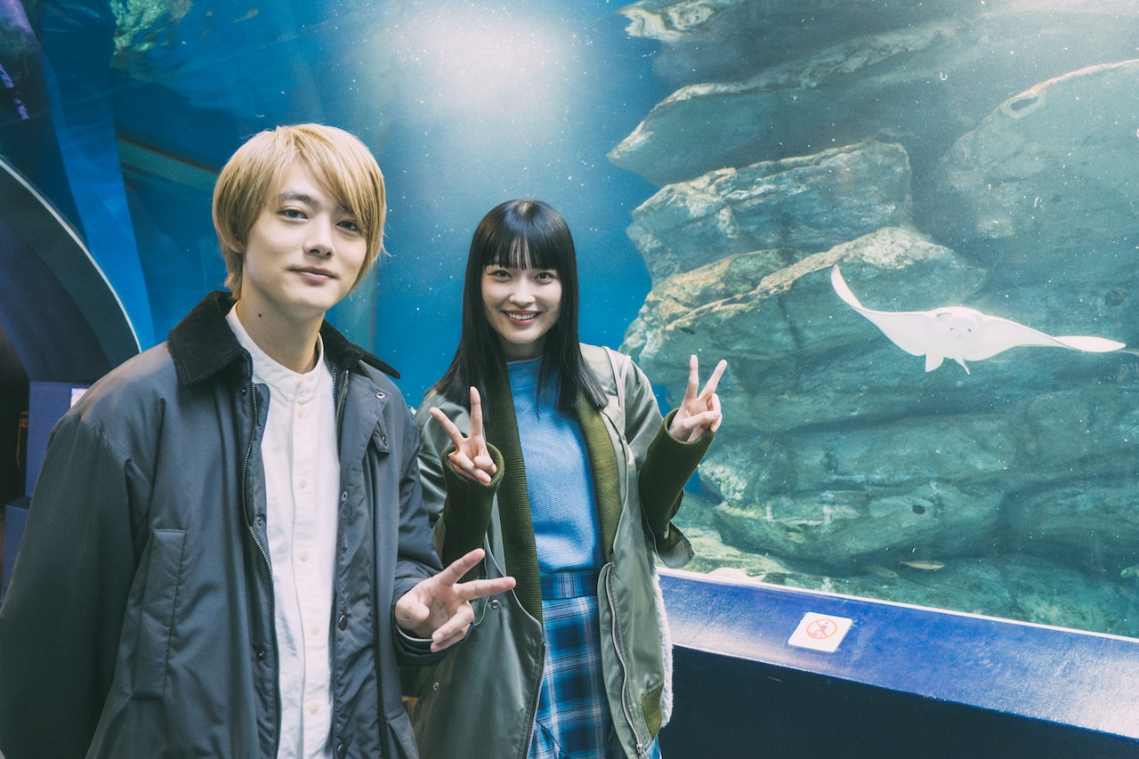 実写版「【推しの子】」メイキング写真、櫻井海音と茅島みずきが水族館で仲良くピース