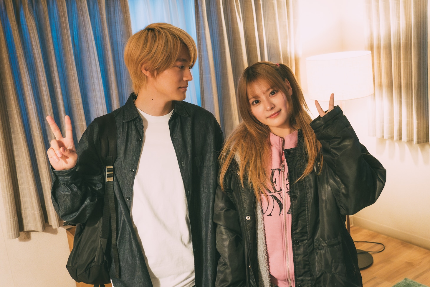 実写版「【推しの子】」のメイキング写真。左からアクア役の櫻井海音、ルビー役の齊藤なぎさ。