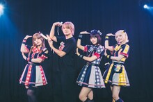 実写版「【推しの子】」のメイキング写真。左からルビー役の齊藤なぎさ、アクア役の櫻井海音、有馬かな役の原菜乃華、MEMちょ役のあの。