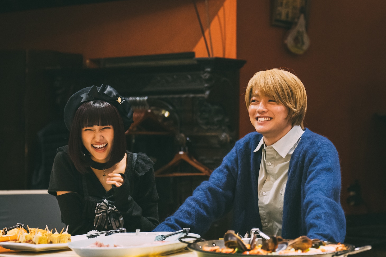 実写版「【推しの子】」のメイキング写真。左から有馬かな役の原菜乃華、アクア役の櫻井海音。
