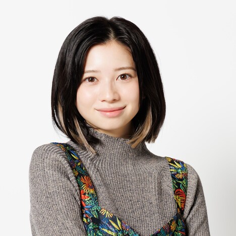 桜田ひより扮する三富令子。