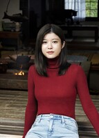 馬場ふみか演じる水瀬アリス。