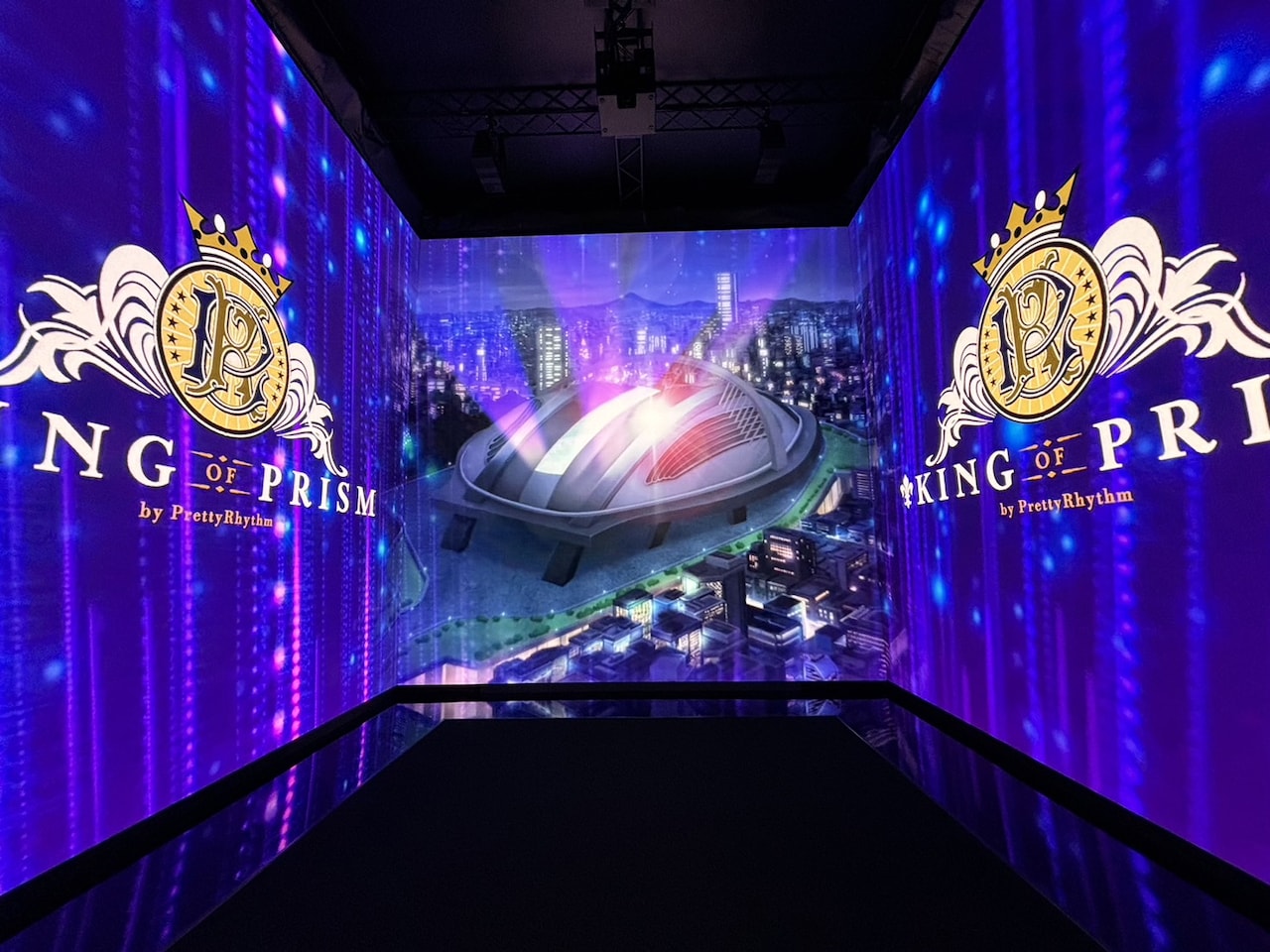 「AnimeJapan 2024」エイベックス・ピクチャーズブースの様子。「180°アニメ開放空間」と銘打ち、巨大な3面スクリーンでアニメPVや応援上映体験映像を流していた。