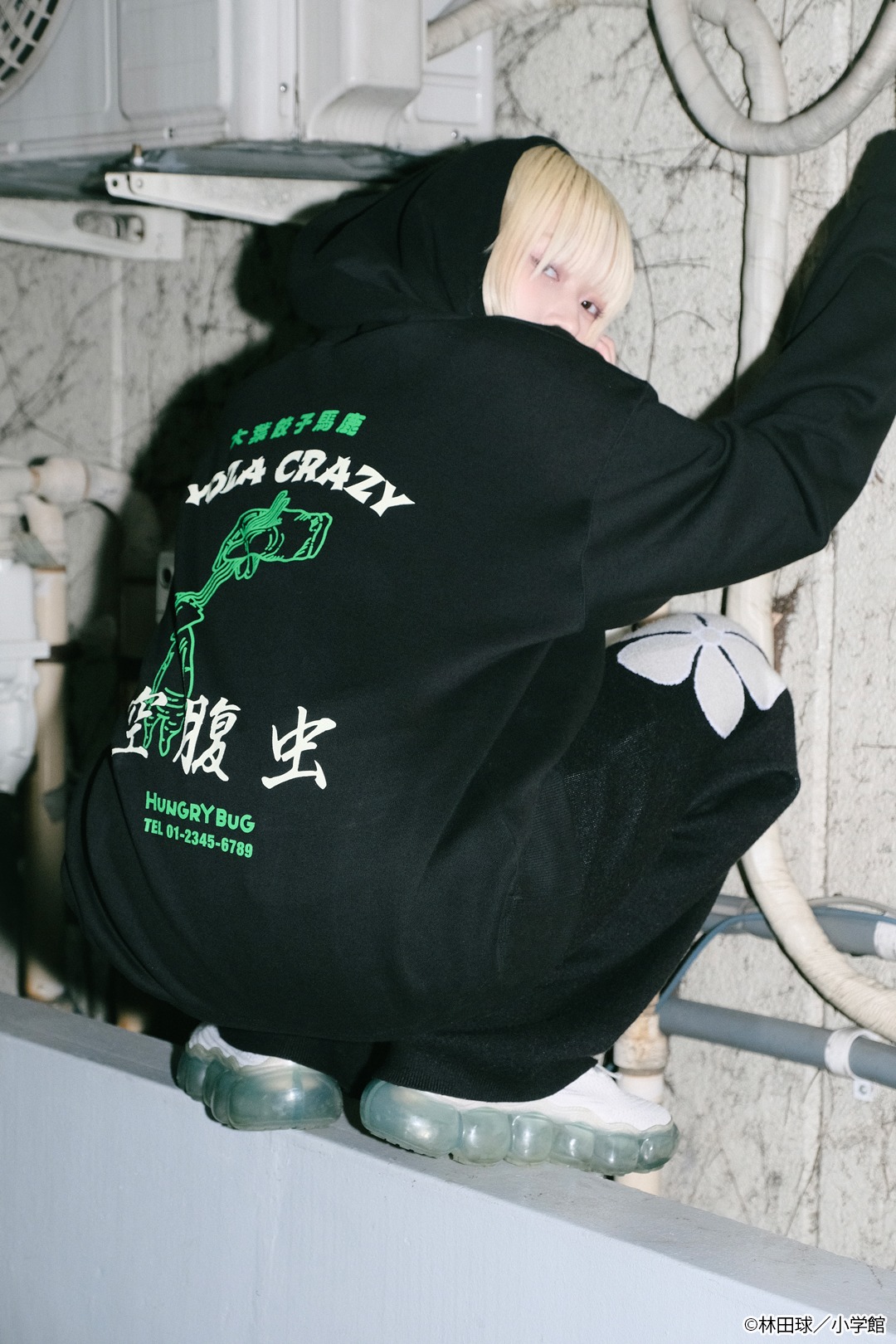 「空腹虫パーカー ギョーザ男ver.」着用イメージ。