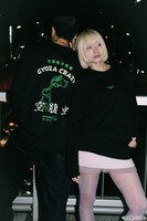 「空腹虫ロングスリーブTシャツ ギョーザ男ver.」着用イメージ。