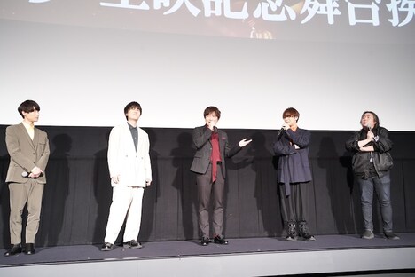 左から上村祐翔、畠中祐、小野大輔、古川慎、福井晴敏総監督。