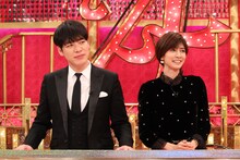 「国民的アニメの祭典 サザエさん55周年SP」のMCを務める、（左から）川島明、内田有紀。