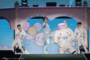 「Hello Kitty 50th Anniversary Presents My Bestie Dream Stage with Sanrio characters」より、加藤和樹とシナモン。