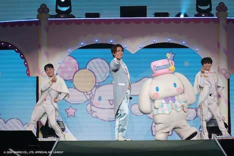 「Hello Kitty 50th Anniversary Presents My Bestie Dream Stage with Sanrio characters」より、加藤和樹とシナモン。
