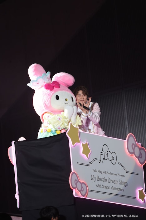 「Hello Kitty 50th Anniversary Presents My Bestie Dream Stage with Sanrio characters」より、マイメロディと入野自由。