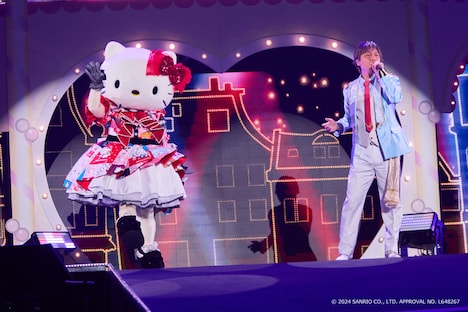 「Hello Kitty 50th Anniversary Presents My Bestie Dream Stage with Sanrio characters」より、ハローキティと立花慎之介。