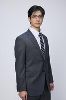 青木一行、鈴木克洋を演じる中島裕翔。