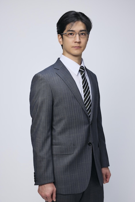 青木一行、鈴木克洋を演じる中島裕翔。