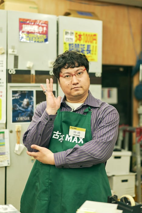 兎（ロングコートダディ）演じる仲崎。