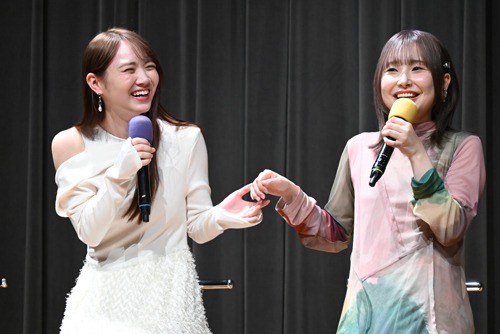 仲を深める田村真佑（左）と川井田夏海（右）。
