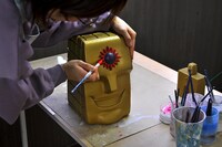 「サンシャイン 等身大ヘッド」は職人の手作り。