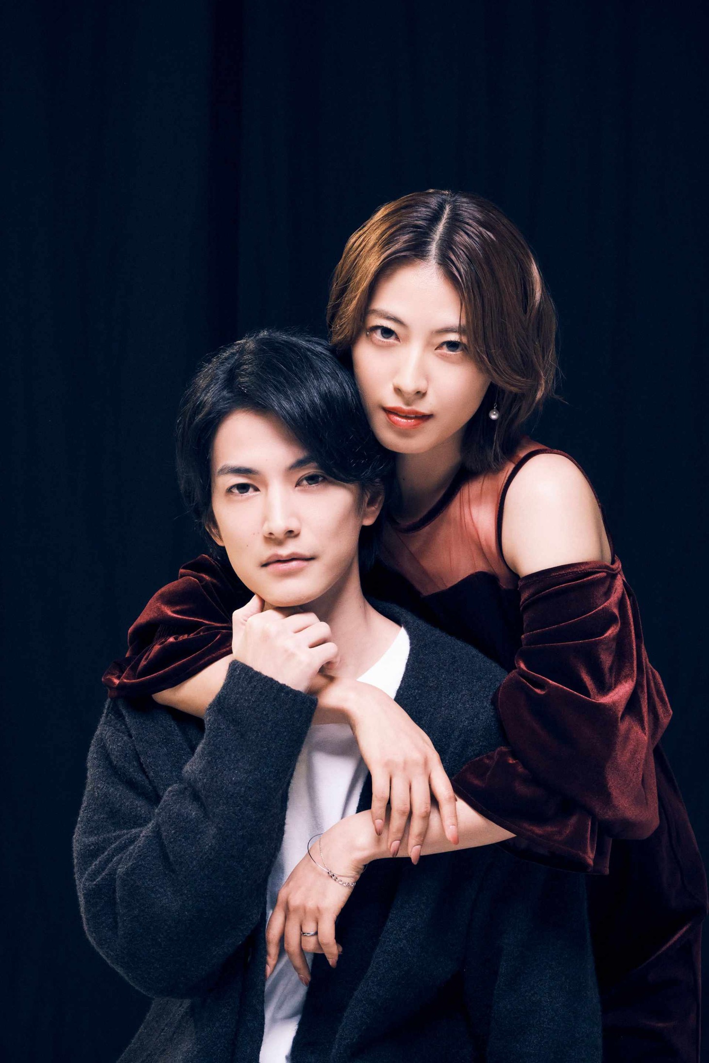 ドラマプレミア23 「財閥復讐～兄嫁になった元嫁へ～」より、渡邊圭祐演じる伊勢由貴也と瀧本美織演じる絵理香。
