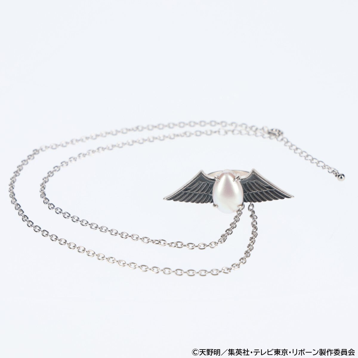 ネックレスチェーンを付けた「白蘭」。