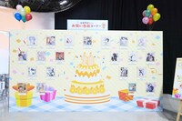 「2時間目 『美術』」のコーナー。総勢21人のマンガ家によるお祝い色紙が飾られた。