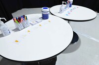 「2時間目 『美術』」のコーナーで、来場者はステッカーにコメントを書きパネルに貼り付けることができる。