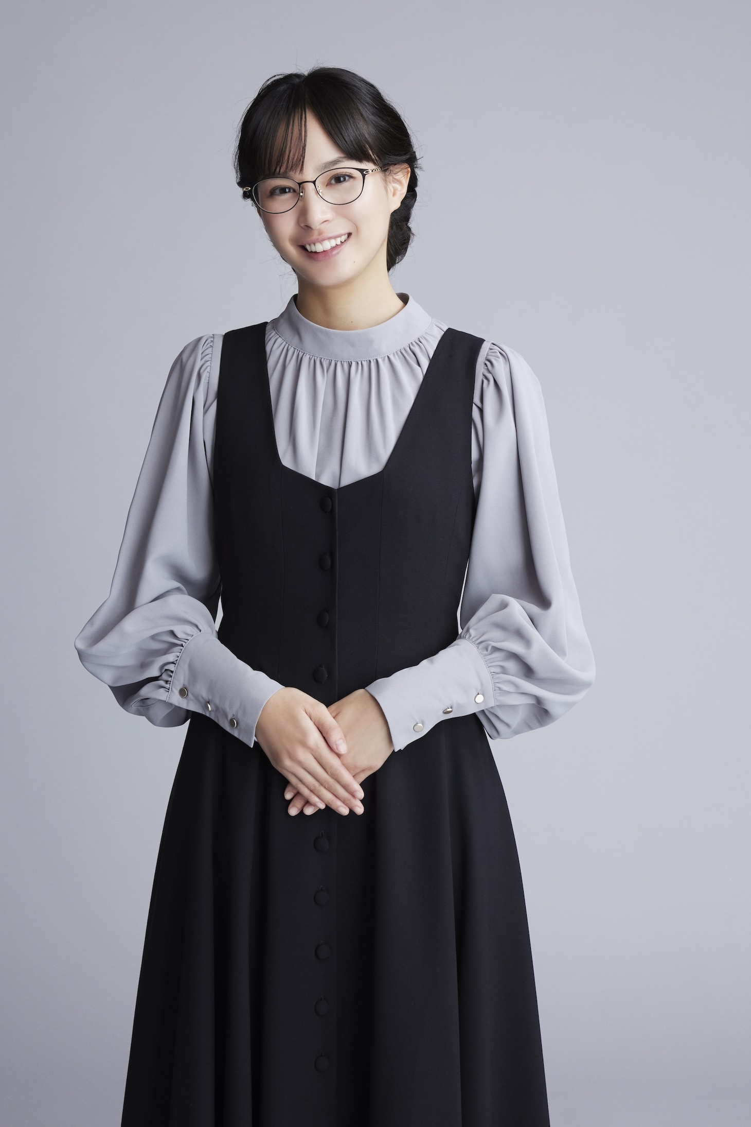 関水渚演じる黒見白華。 (c)家政婦クロミは腐った家族を許さない