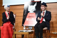 左から手塚るみ子、福岡伸一氏。トークセッションの様子。