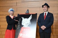 左から手塚るみ子、福岡伸一氏。