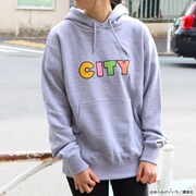 「ロゴパーカー」の着用イメージ。