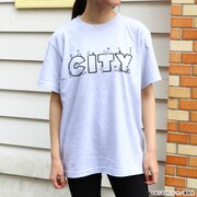 「CITYの住人Tシャツ」の着用イメージ。