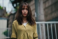 一家乗っ取り事件の被害者・佐久間舞役の寺本莉緒。 (c)DMM TV