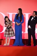 左からマイカ・ピュ、小沢真珠、武内英樹監督。