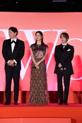 左から山本耕史、松本若菜、板垣李光人。