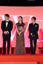 左から山本耕史、松本若菜、板垣李光人。