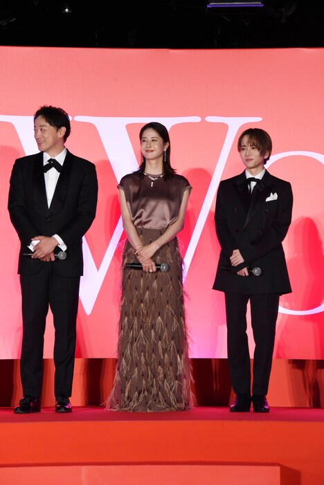 左から山本耕史、松本若菜、板垣李光人。