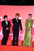 左から加藤諒、Fukase、仲里依紗。
