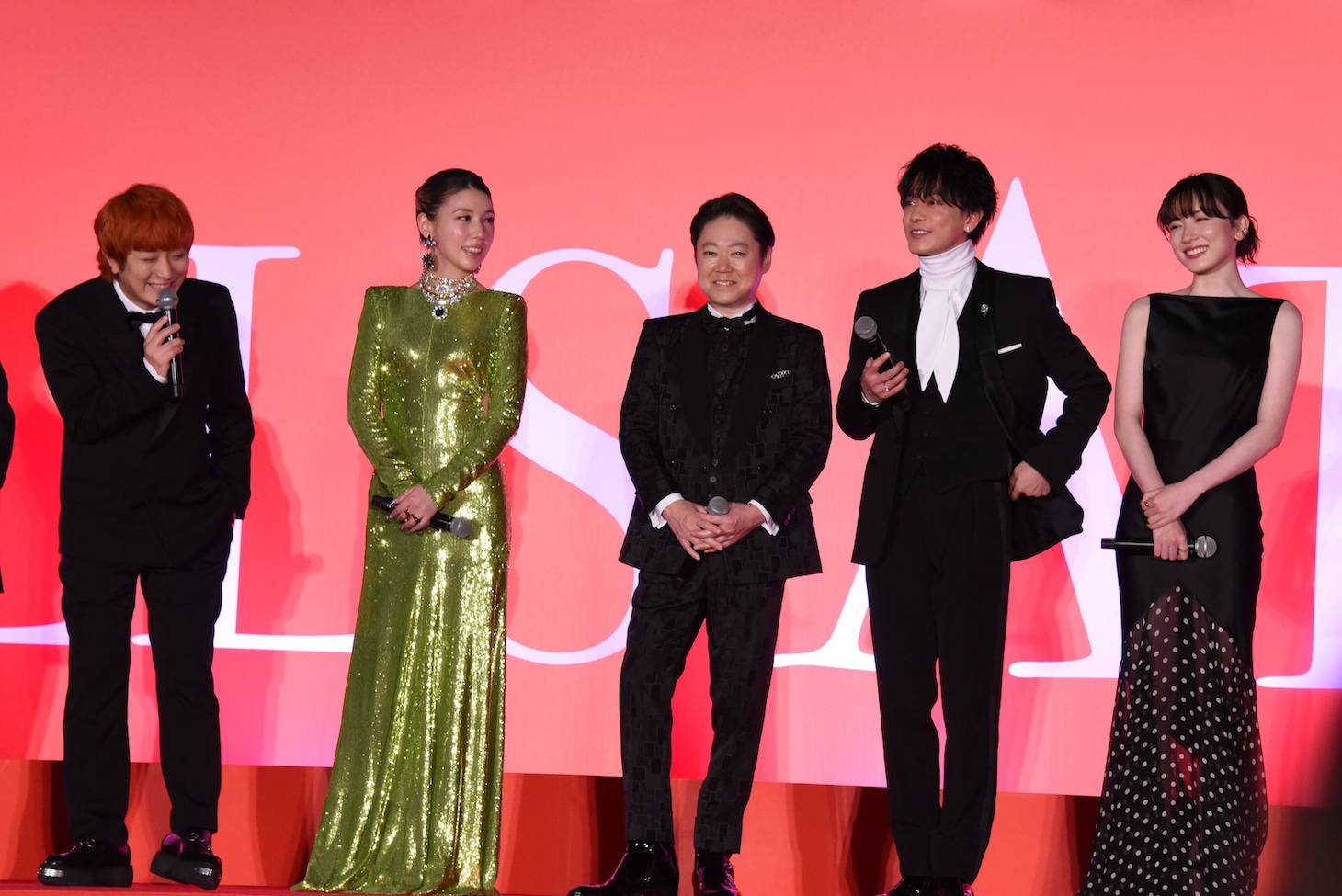 アクションシーンを振り返るFukaseと佐藤健。