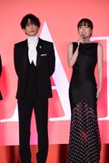 左から佐藤健、永野芽郁。