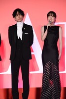 左から佐藤健、永野芽郁。