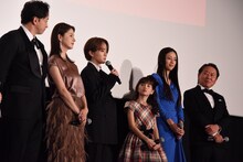左から山本耕史、松本若菜、板垣李光人、マイカ・ピュ、小沢真珠、武内英樹監督。