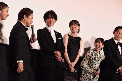 左から仲里依紗、阿部サダヲ、佐藤健、永野芽郁、芦田愛菜、山本耕史。