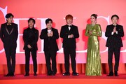 左から新納慎也、加藤清史郎、加藤諒、Fukase、仲里依紗、阿部サダヲ。