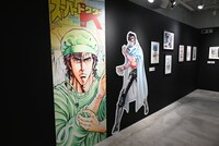 「Kの系譜」の様子。 (c)真船一雄／講談社