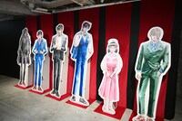 「Kの系譜」の等身大パネル。 (c)真船一雄／講談社