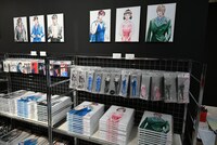 「Kの系譜」のグッズ売り場。 (c)真船一雄／講談社