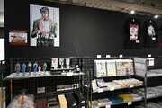 「Kの系譜」のグッズ売り場。 (c)真船一雄／講談社