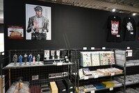 「Kの系譜」のグッズ売り場。 (c)真船一雄／講談社